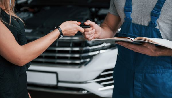Schlüsselübergabe nach erledigter Reparatur bei ProCars Oldenburg
